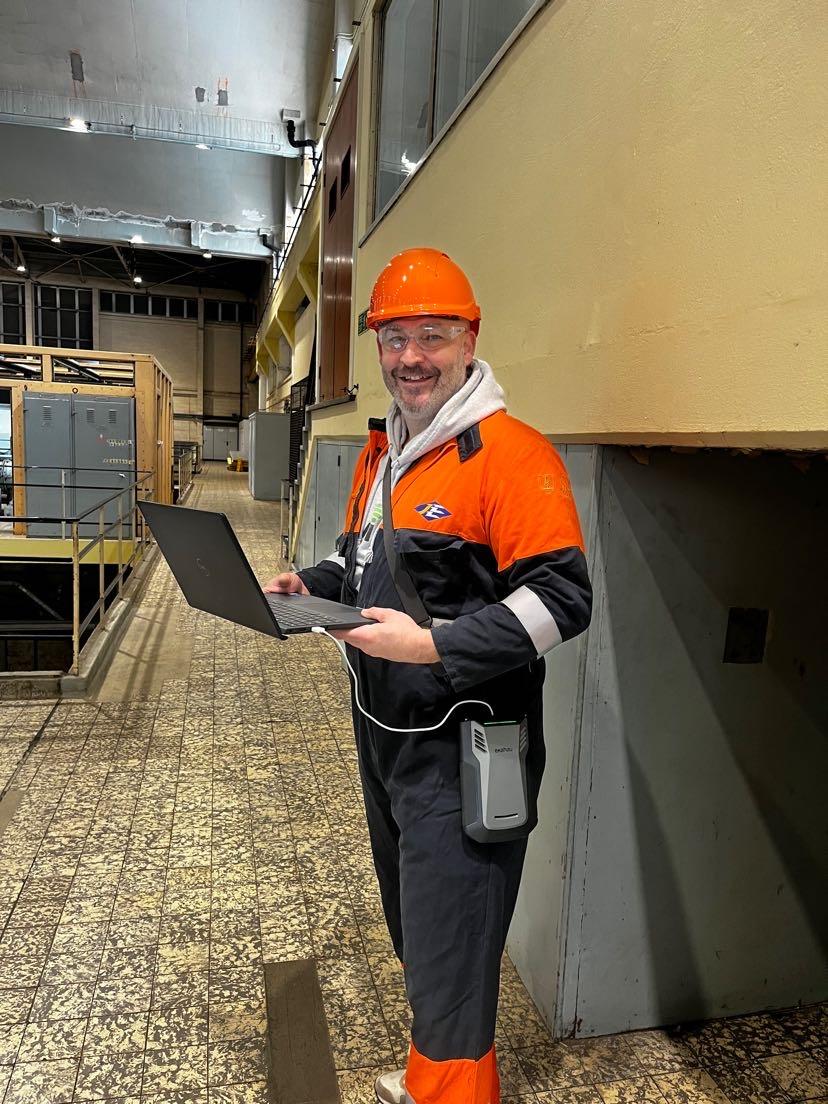 Wi-Fi Site Survey in a warehouse. Purpose is to show customers a complex wifi survey